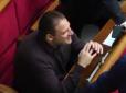 Хихотів та чухався: Дмитра Добкіна знову спіймали на дивній поведінці у Верховній Раді (відео)