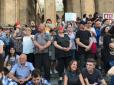 Дати бій російському реваншу: Десятки тисяч громадян знову стікаються до грузинського парламенту (відео)